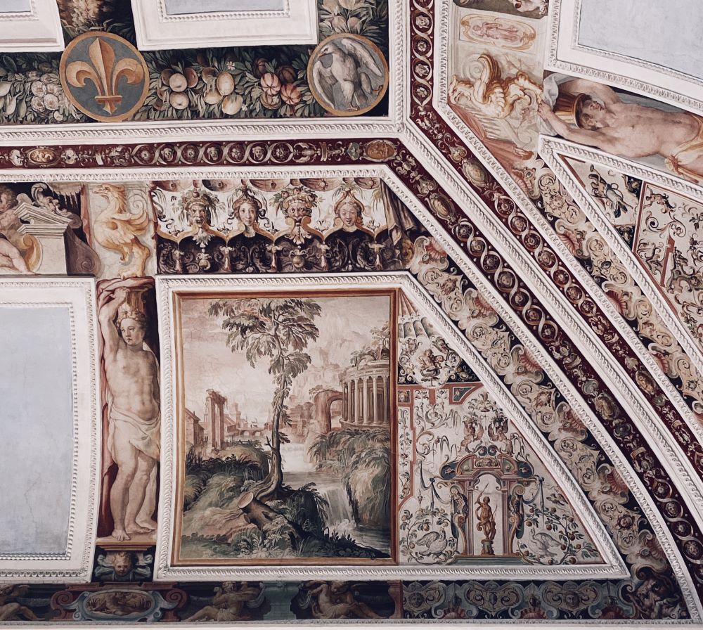 soffitto affrescato con vedute di paesaggio, grottesche e stemma araldico degli estense