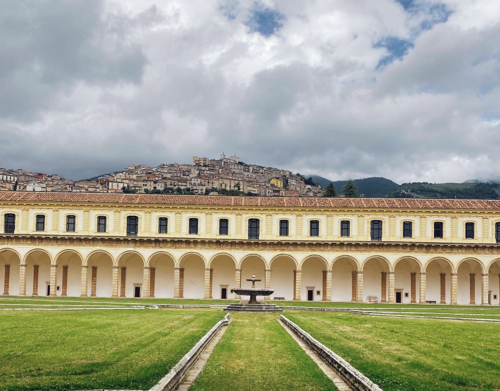 veduta del chiostro grande della Certosa di Padula