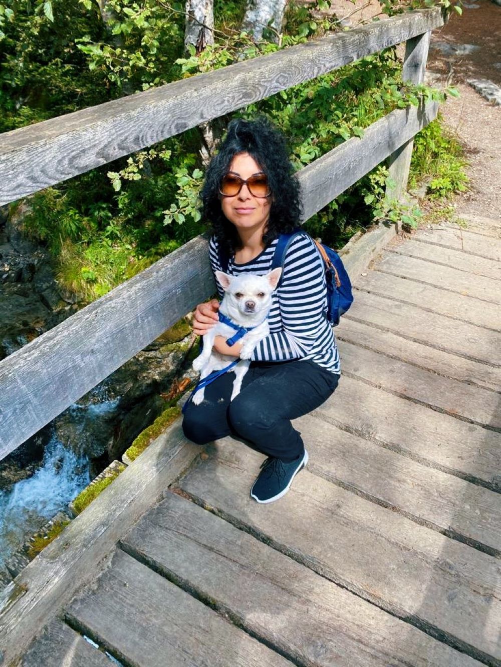 Cesare in braccio alla sua umana Sara in Valle Aurina