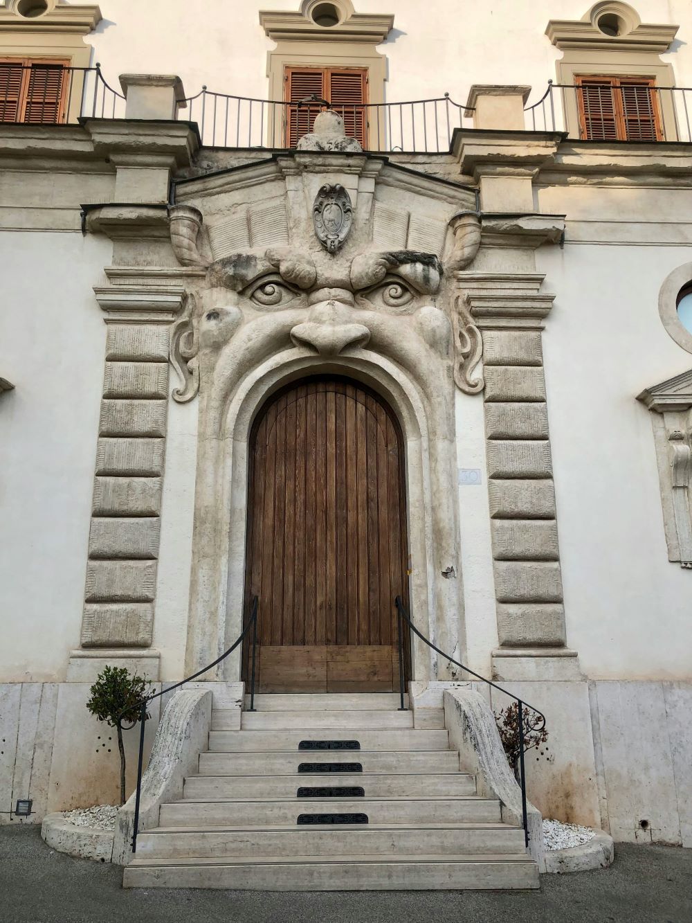 facciata di Palazzo Zuccari con particolare del portone