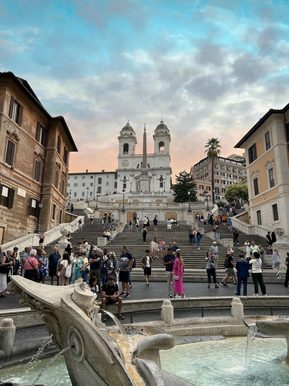 piazza di Spagna con la fontana della Barcaccia