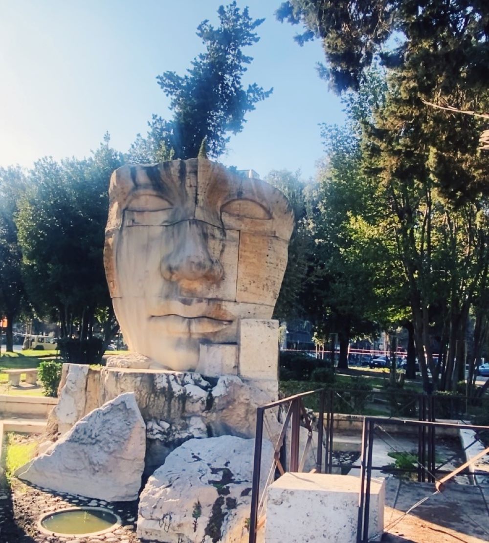 statua della Dea Roma di Igor Mitoraj
