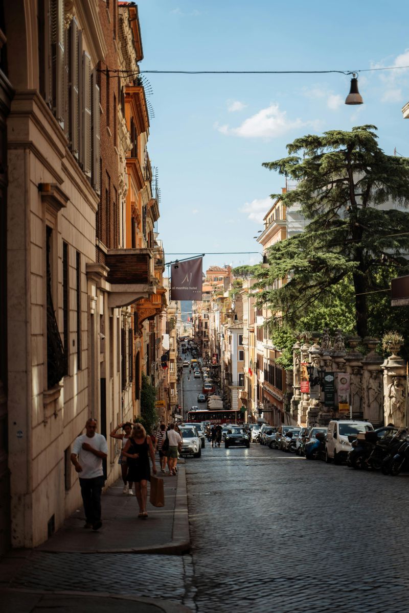 marciapiede in pendenza nel centro di Roma con strada in sanpietrini